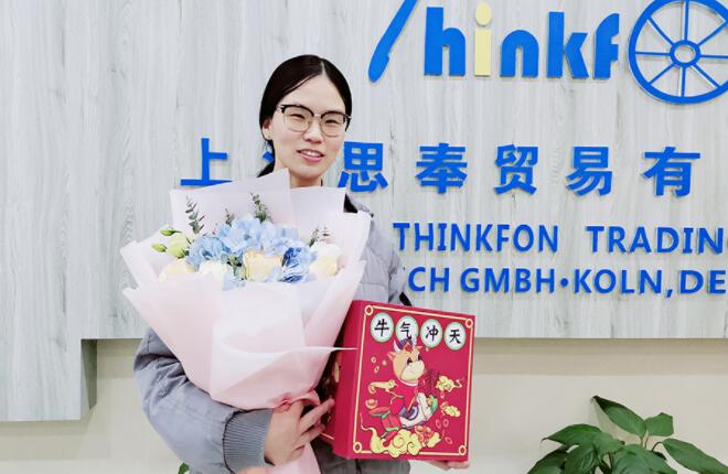 王宏念女士在前厅形象墙留影